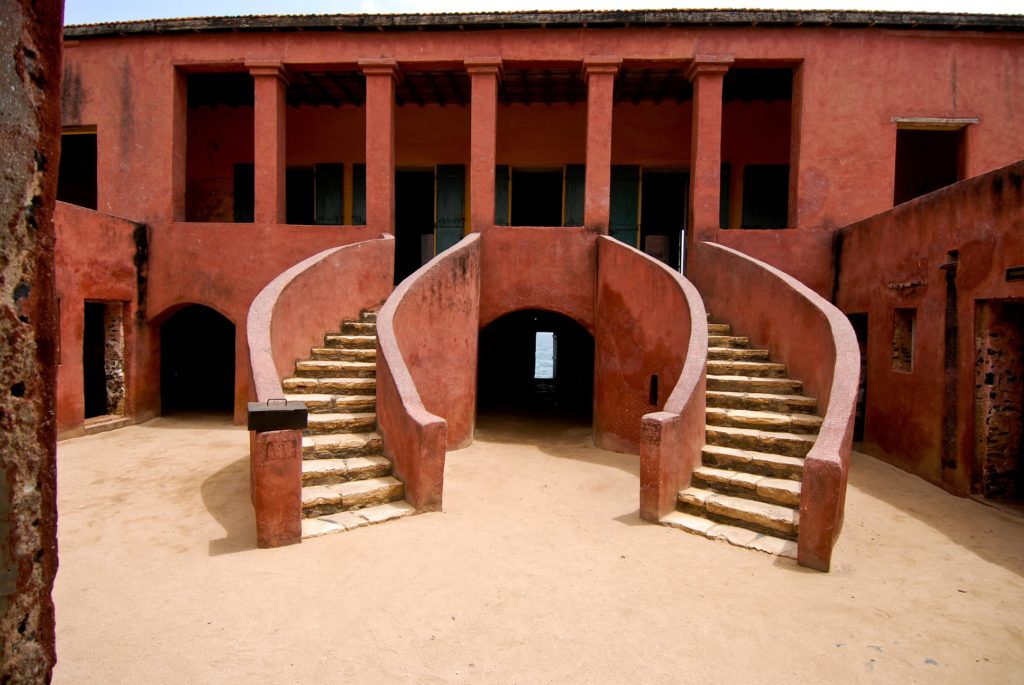 Excursion Île de Gorée depuis Riu Baobab — Maison des Esclaves et ruelles coloniales