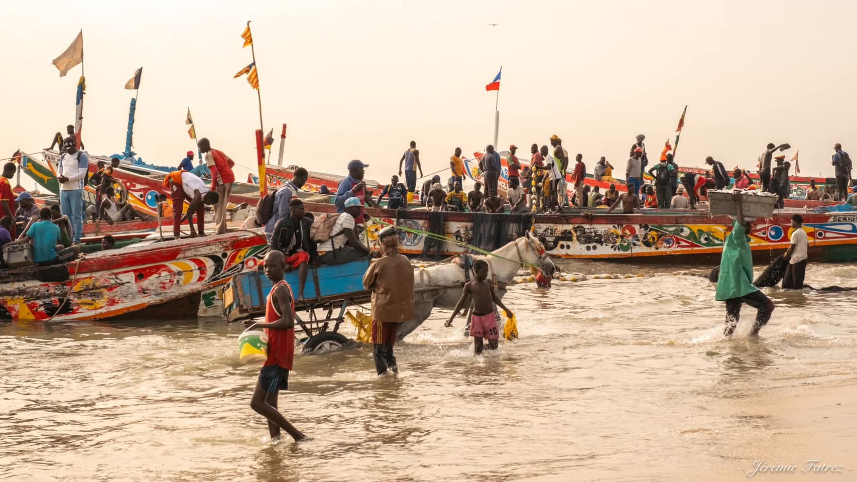 Arrivée des Pêcheurs depuis Riu Baobab — Mbour Joal pirogues colorées