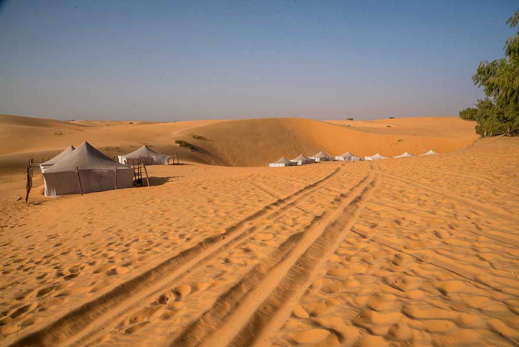 Excursion désert de Lompoul depuis Riu Baobab — dunes orangées et bivouac